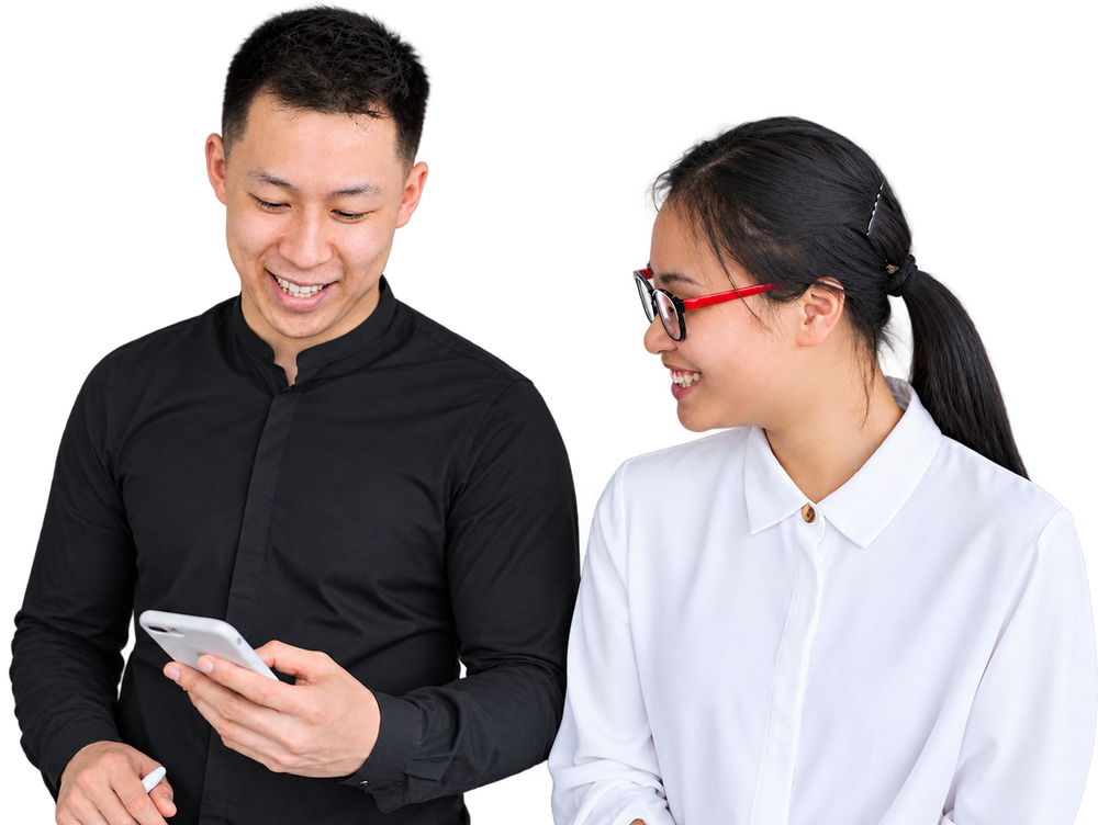 Dua karyawan tersenyum melihat aplikasi absensi di smartphone